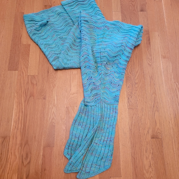 Mermaid tail knitted blanket - Picture 2 of 3
